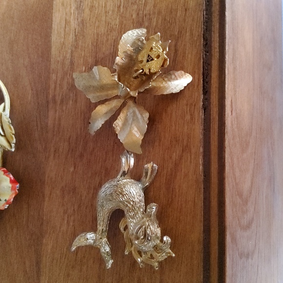 Vintage Brooch Set with Gold and Crystal Accents - Picture 7 of 8